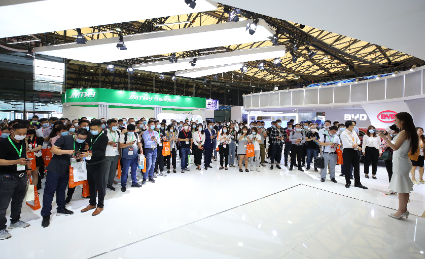 上海服裝展覽搭建公司分析 什么樣的職業裝才能吸引更多得觀眾！